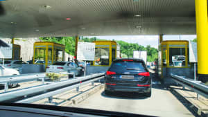 Autos stehen an einer Mautstation in Kroatien auf der A" Trakoscan
