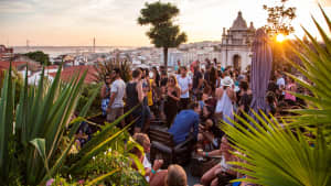 Die Rooftop Bar auf der obersten Etage eines Parkhauses gelegen bietet zu laessiger Musik Ausblick auf den Tejo und den Glockenturm der Santa Catarina Kirche