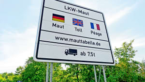 Ein LKW Mautschild steht an einer Autobahn