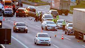 Mehrere Autos wurden nach einer Massenkarambolage auf der Autoahn beschädigt