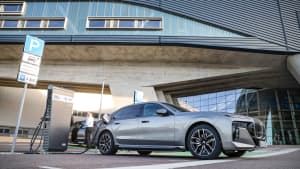 Ein BWM i7 lädt vor dem BMW-Werk Leipzig