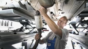 Mechaniker rüstet einen Diesel Partikelfilter bei einem Auto nach