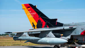 Ein Flugzeug vom Typ Tornado der Luftwaffe mit einer Sonderlackierung steht während eines Medientags zur Luftwaffen-Übung «Air Defender 2023» über den Luftwaffenstützpunkt Jagel