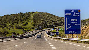 Autos fahren auf der A22 in Portugal