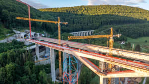 Bauarbeiten an der Filstalbrücke über der A8