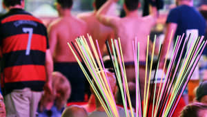Eine Gruppe von Menschen die Alkohol konsumieren