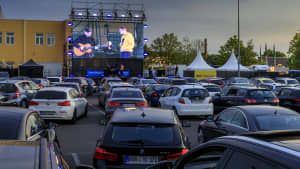 Beim Besuch im Autokino, wie hier in Cottbus, sollten Licht und Klimaanlage ausgeschaltet sein um die Batterie zu schonen