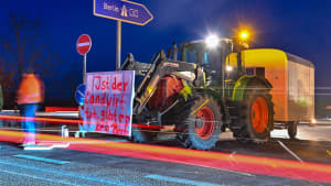 Bauern blockieren eine Autobahnauffahrt
