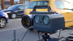 Mobiles Blitzergerät an einer Straße
