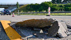 Ein Blow Up Schaden auf einer Autobahn