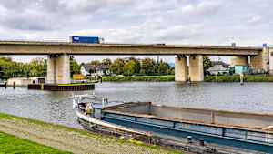Die Berliner Brücke, Autobahn A59, über das Gelände des Duisburger Hafen, 1,8 km lang, hat eine Restnutzungsdauer bis 2029