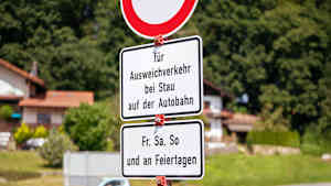 An einer Straße steht ein Schild mit der Aufschrift «für Ausweichverkehr bei Stau der Autobahn - Fr, Sa, So und an Feiertagen». Wer bei Stau auf der Autobahn auf Landstraßen ausweicht, muss im Landkreis Rosenheim künftig mit Bußgeld rechnen.