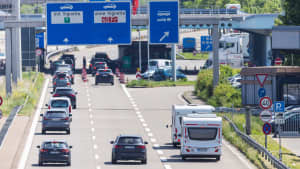 Verkehr auf einer Autobahn in der Schweiz