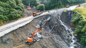 Unwetterschäden und Aufräumarbeiten auf der Arlbergpassstraße in Klösterle in Vorarlberg