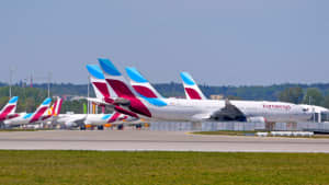 Eurowings Maschinen stehen geparkt am Flughafen München