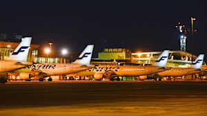 Finnair Flugzeuge am Flughafen von Helsinki-Vantaa