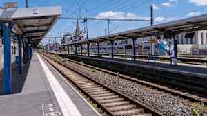 Leeres Bahngleis in Frankreich während eines Generalstreiks