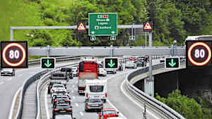 Stau vor dem Gotthardtunnel.