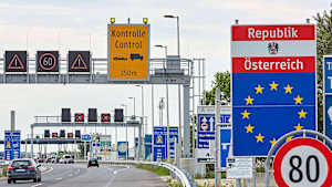 Stau vor dem Grenzübergang Nickelsdorf von Österreich nach Ungarn