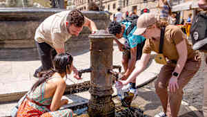 Die Sommerhitze hat die Ewige Stadt bereits seit über einer Woche erreicht. Touristen erfrischen sich mit dem Wasser der Brunnen und öffentlichen Trinkbrunnen.