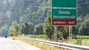 Ein Strassenschild weist auf die Sperrung der Silvretta Hochalpenstrasse hin