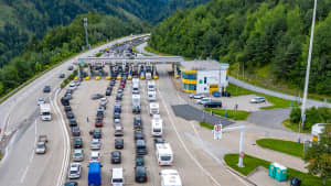 Rückreiseverkehr und Ausreiseverkehr am Autobahngrenzübergang Karawankentunnel.