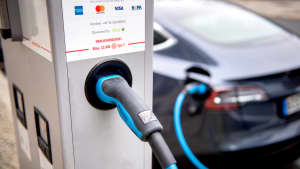 Elektroauto an einer Ladesäule