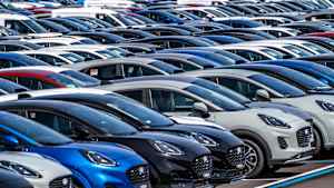 Lagerplatz für Neuwagen im Hafen Vlissingen-Oost, auf über 100 Hektar werden Fahrzeuge zwischen gelagert, um sie von Europa nach Großbritannien zu verschiffen, Ford Autos, andere wie Modelle des chinesischen Autobauers BYD werden von hier aus in Europa ausgeliefert, Windpark, Niederlande,