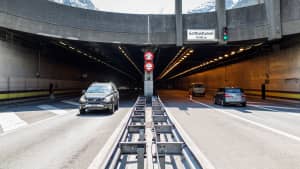 Autos fahren durch den Gotthardtunnel in der Schweiz