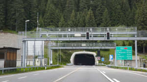 Einfahrt in den San Bernardino Tunnel in der Schweiz
