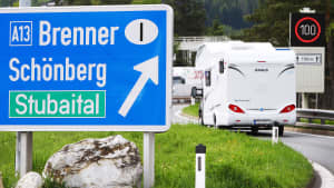 Ein Wohnmobil welches auf die Brennerautobahn fährt