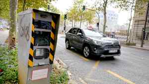 In einer Straße in Paris ist eine Radarkamera zu sehen, da die Geschwindigkeitsbegrenzung auf fast allen Straßen von Paris nur 30 km/h (weniger als 19 mph) beträgt