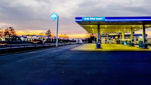 Aufnahme einer Araltankstelle bei Dämmerung an der Autobahn
