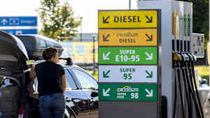 Tankstelle an der Autobahn A8, Zapfsäule der Marke Total Energies, Denkendorf, Baden-Württemberg, Deutschland, Europa