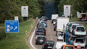 Autos fahren auf der A8 in stockendem Verkehr auf den Drackensteiner Hang zu.
