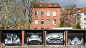 Ein Garagenkomplex mit Graffiti bemalt