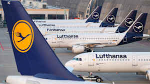 Flugzeuge der Fluggesellschaft Lufthansa bleiben während eines Streiks auf dem Boden