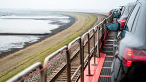 Ein Autozug der Deutschen Bahn fährt über den Hindenburgdamm auf die Nordseeinsel Sylt.