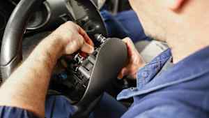 Defekte Takata-Airbags werden in einer Werkstatt ausgetauscht
