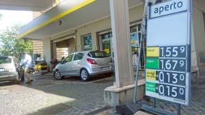 Preisanzeige an einer Tankstelle in Italien