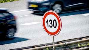 Ein Tempolimit Schild auf einer niederländischen Autobahn