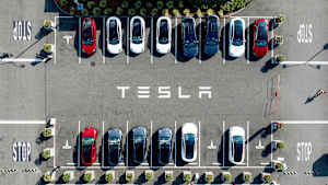 Tesla-Fahrzeuge säumen einen Parkplatz vor dem Werk des Unternehmens in Fremont
