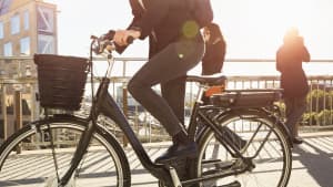 E-Bike Fahrer fährt über Brücke