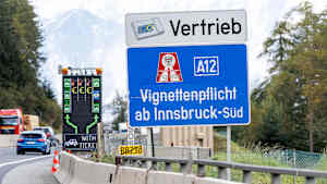 Auf der Autobahn wird vor eine Mautstelle der Asfinag (Autobahnen- und Schnellstraßen-Finanzierungs-Aktiengesellschaft) auf der Brennerautobahn zwischen Italien und sterreich bei Schönberg im Stubaital (Tirol, sterreich) auf der Autobahn A13 in Richtung Innsbruck auf einem Schild auf den Vertrieb der GO-Box und die auf österreichischen Autobah...