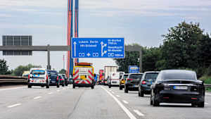 Autos fahren auf der Autobahn A1 bei Hamburg Moorfleet
