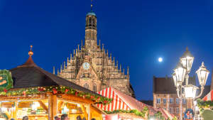 Christkindlesmarkt in Nürnberg mit Frauenkirche im Hintergrund