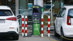 Zwei E-Autos an einer Ladesäule