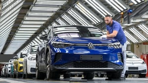 Ein Volkswagen Auto bei der Endkontrolle im VW Werk