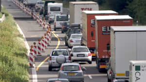 Autos wenden Reißverschlussverfahren in einer Baustelle an