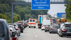 Ein Krankenwagen fährt durch eine Rettungsgasse auf der Autobahn